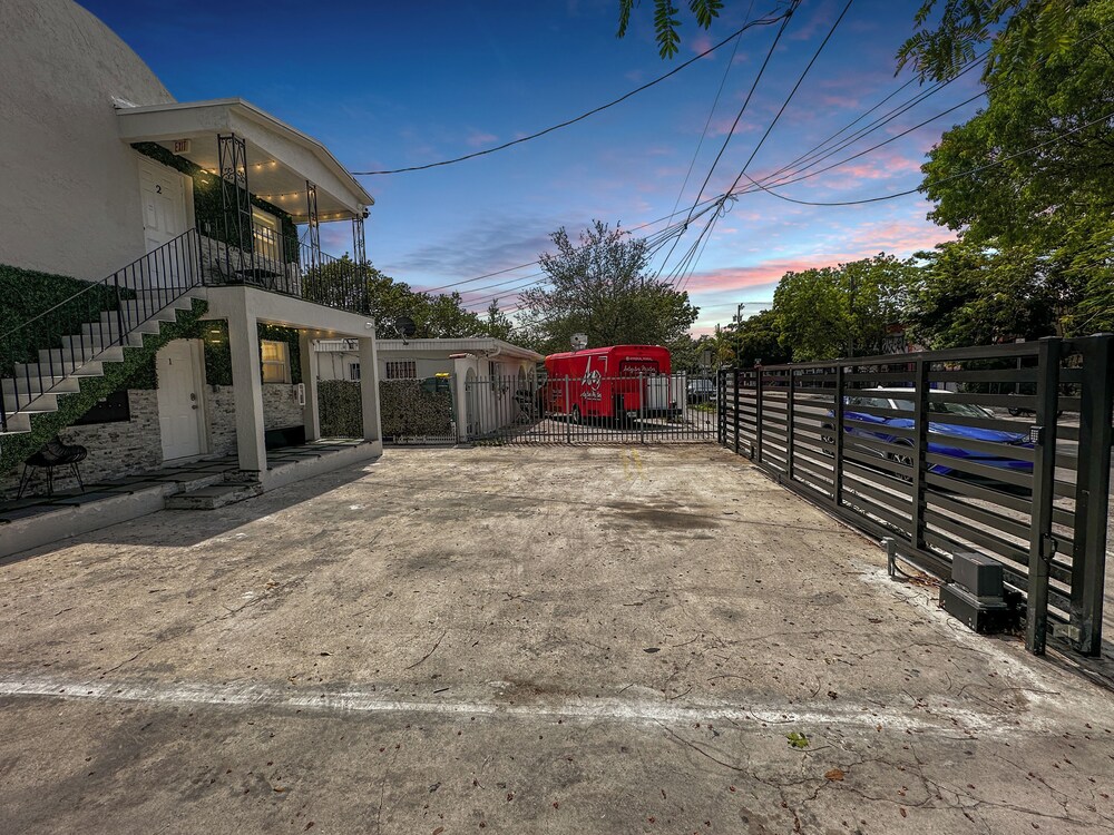 6 to 42 Guests 6 Kitchens Comfort Retreat Heart Wynwood