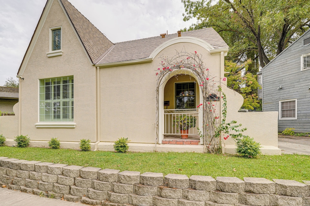 Walkable Miracle Mile Retreat w/ Peaceful Patio