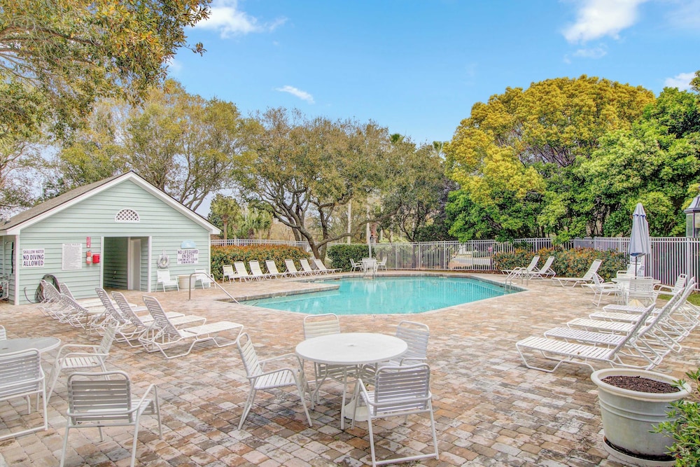 Steps to Beach & Pool Screened Porch Pelican Bay 45 at Wild Dunes Resort