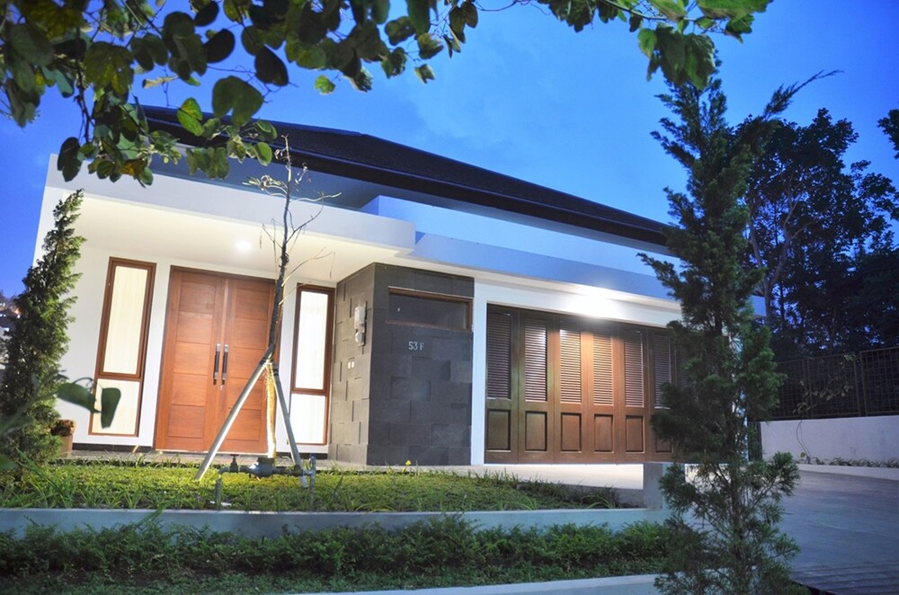 Narwastu hill 6BR villa with pool and movie room