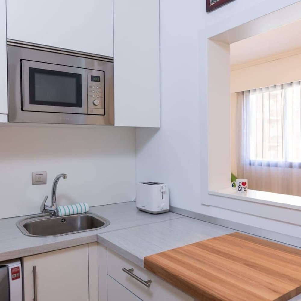 Engracia Square 1-bedroom Apartment in Chamber