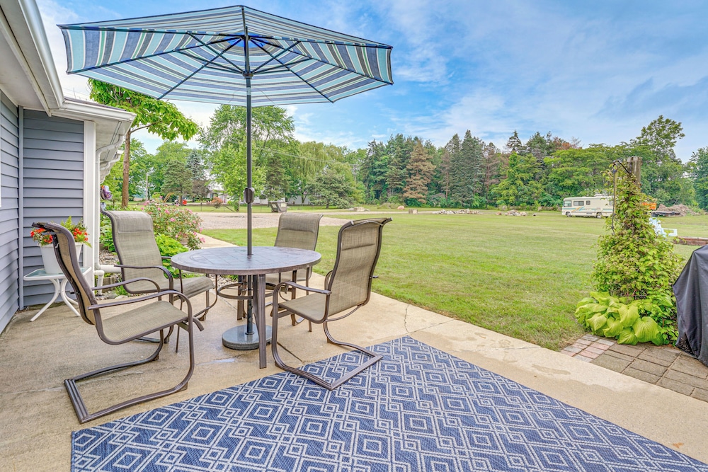 1 Block to Lake Huron: Pet-friendly Apt w/ Kayaks
