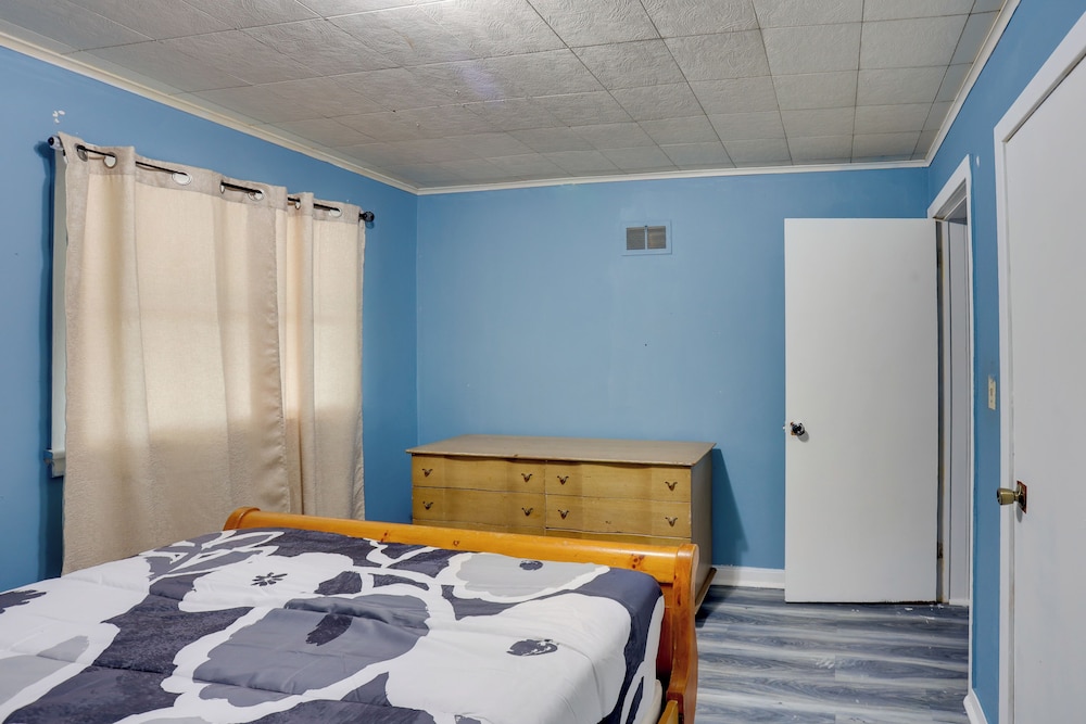 9 Mi to Hersheypark: Spacious Home w/ Deck