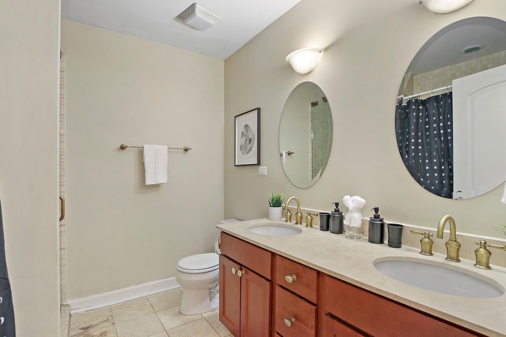 Upscale 4BR in Wicker Park - Damen 1R