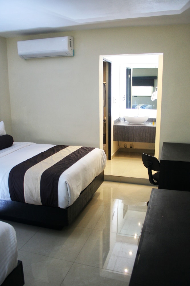 Reynosa Vacations - Hotel El Camino Inn  Suites - Property Image 1
