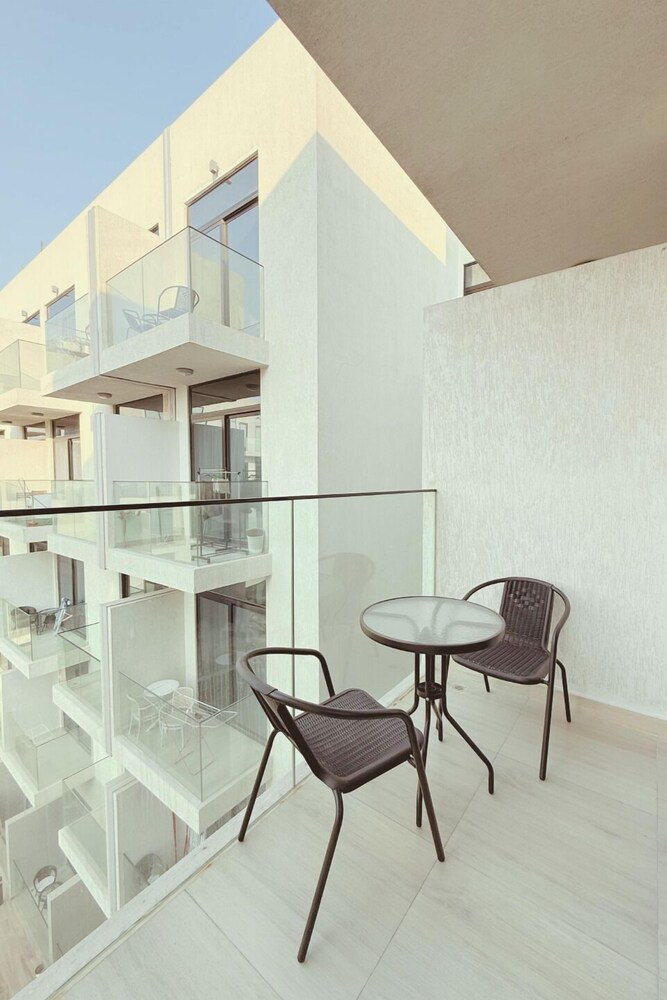 Stylish Studio Pool View JVC Elysee 3