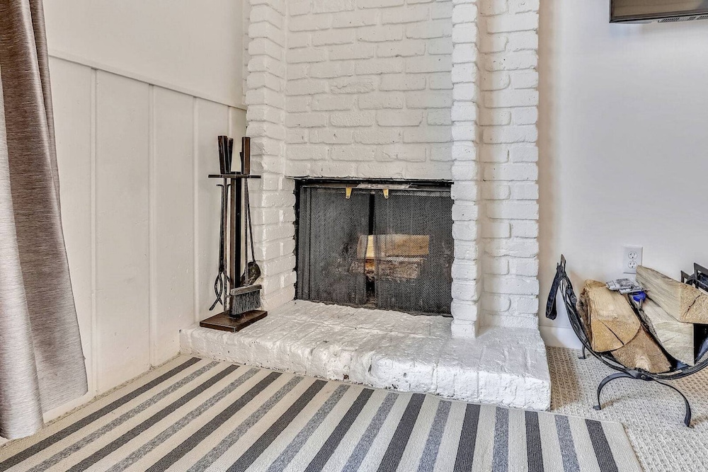 Downtown 2 Bedroom Mountain Vacation Rental in the Heart of Downtown Aspen One Block From Silver Queen Gondola view 3
