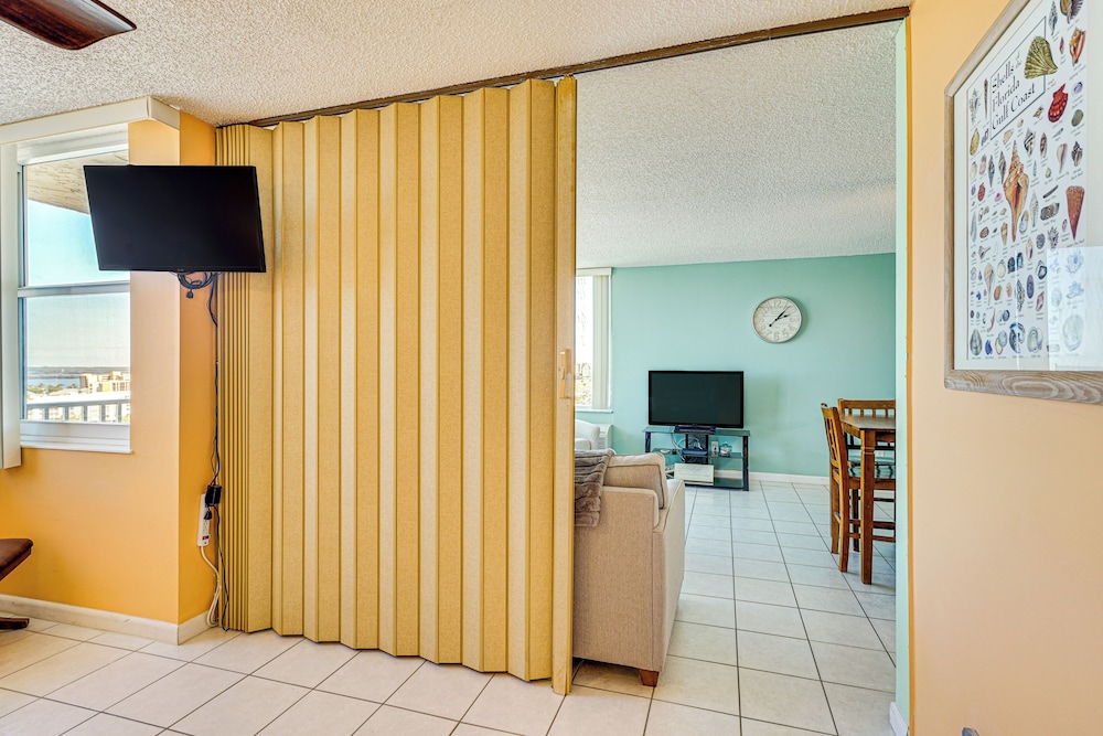 Beachfront Condo w/ Bay View in Fort Myers Beach!