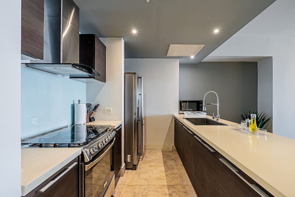 w Prestigious 1BR w Fantastic Balcony in YOO