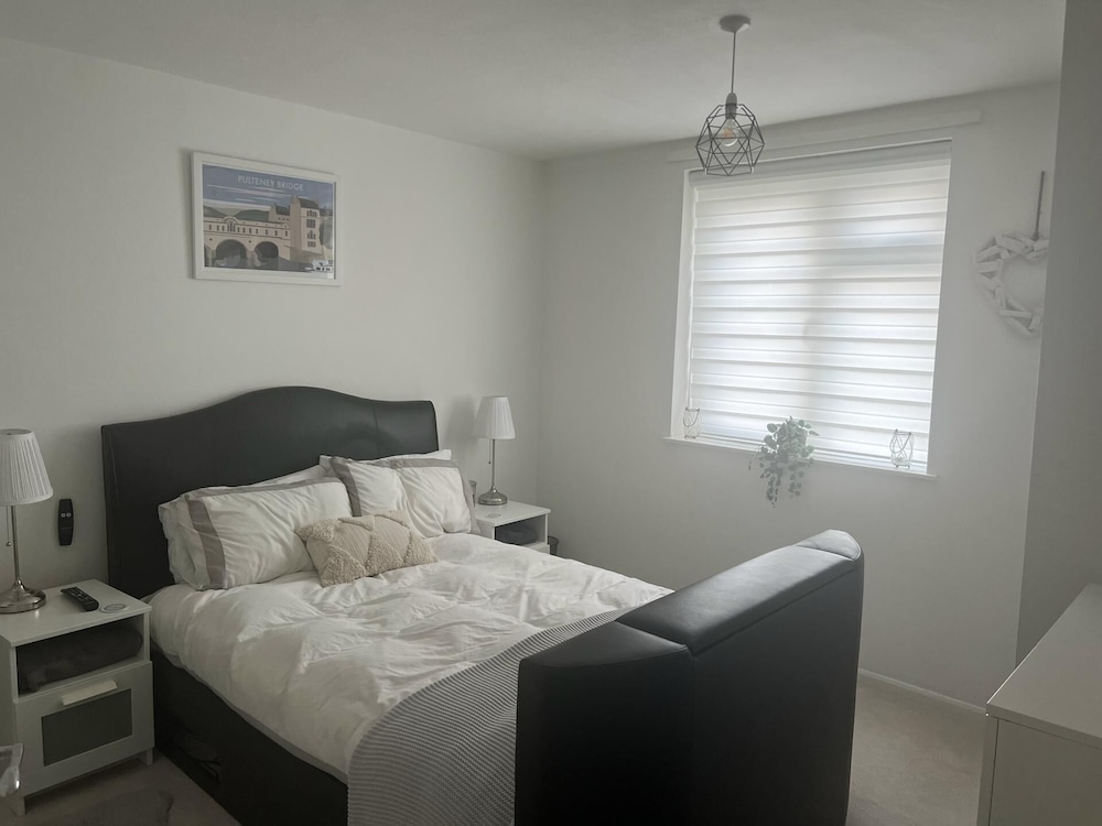 Impeccable 2-bed Apartment Close to City Centre view 2