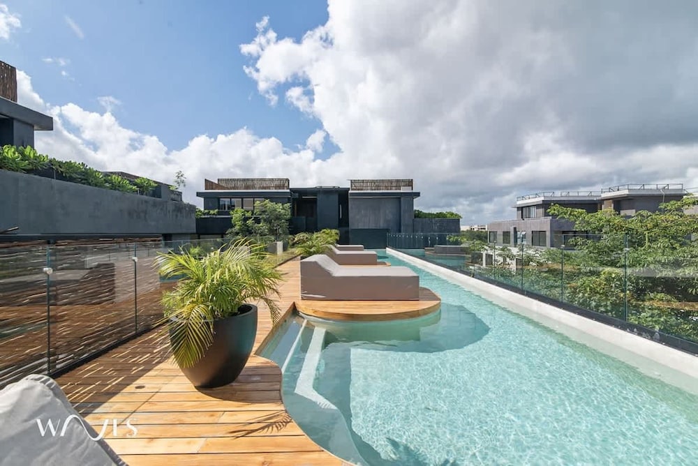 2BR w Private Pool - Steps Away From the Beach