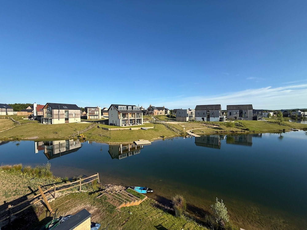 Luxury Lakeside Retreat With Hot Tub Games Room Watersports Sleeps 14