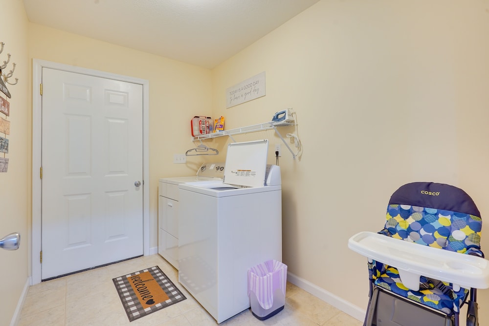 Charming Howard Getaway w/ Deck, 1 Mi to Lake!