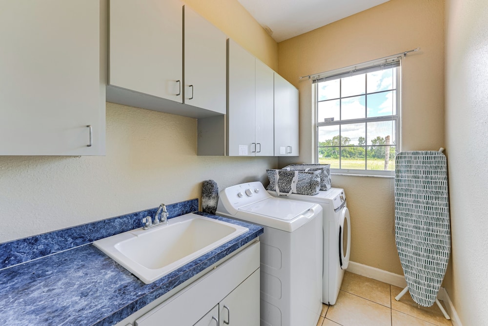 Game, Swim & Unwind: Lakeside Retreat Near Disney