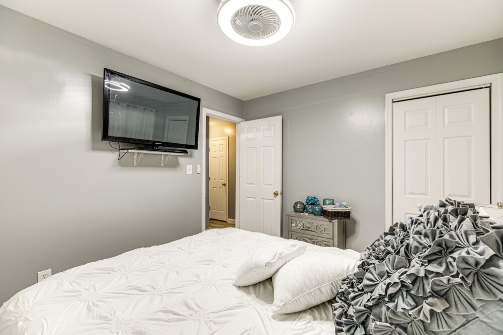 Walk to Beach: Elegant Escape in Lusby!