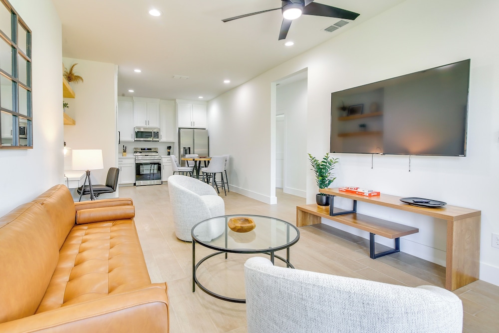 Stylish Brownsville Stay: Coastal Day Trips!