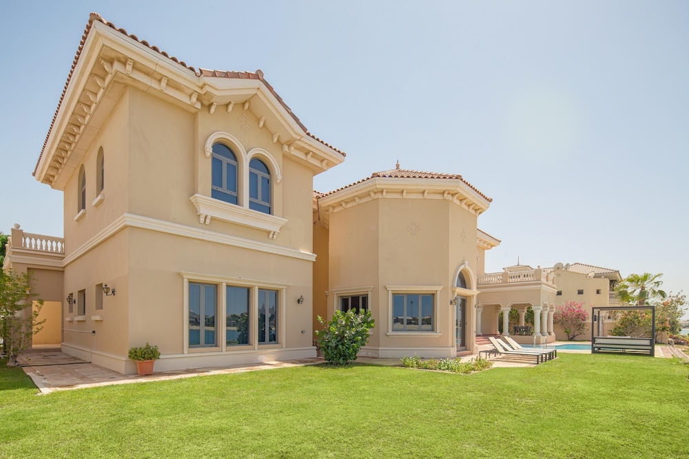 Palm Jumeirah Beach Front XL Villa w Prvt Pool