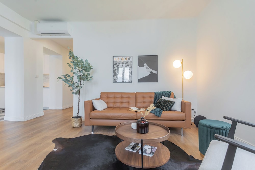 Lakeview Apartments by Rent all Como