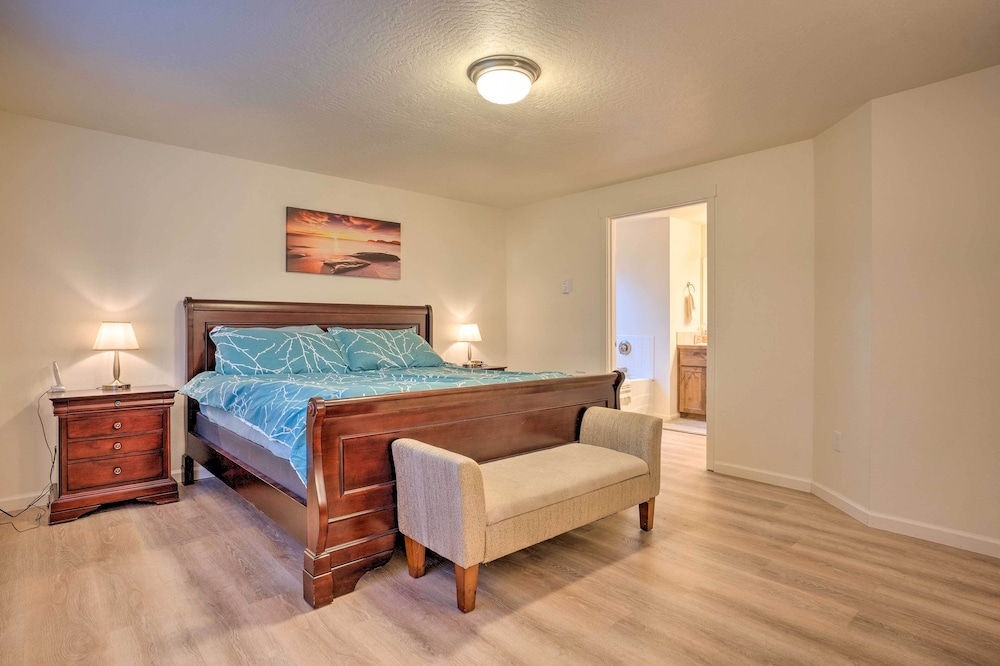 Spacious Bandon Getaway - 2 Blocks to Ocean! view 3