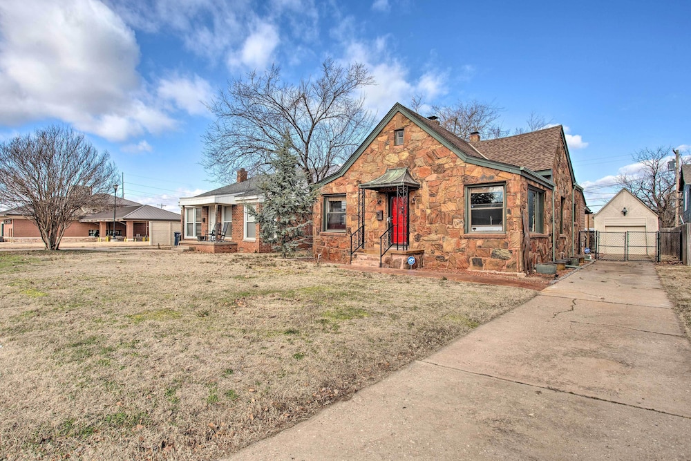 Pet-friendly OKC Home w/ Yard ~ 5 Mi to Dtwn! view 4