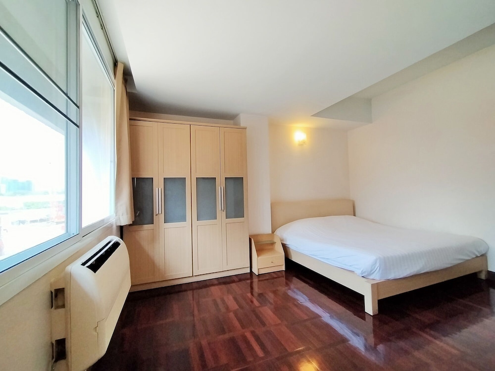 Le Vanvarothai Saladaeng Residence