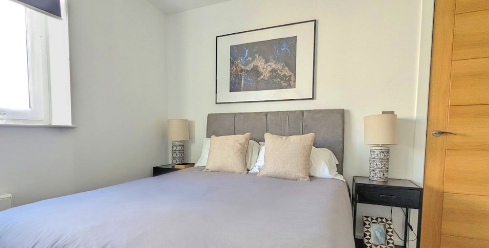 1 Bed With Parking - 15 Mins to Solihull NEC