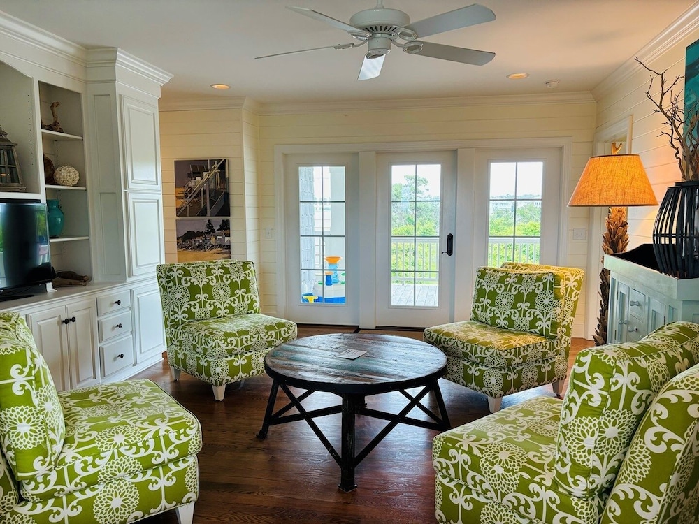 Gray Goose 5 Bedroom Home by RedAwning