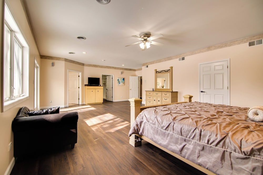 Hot Tub & Sauna: Hoffman Estates Villa in Elgin!