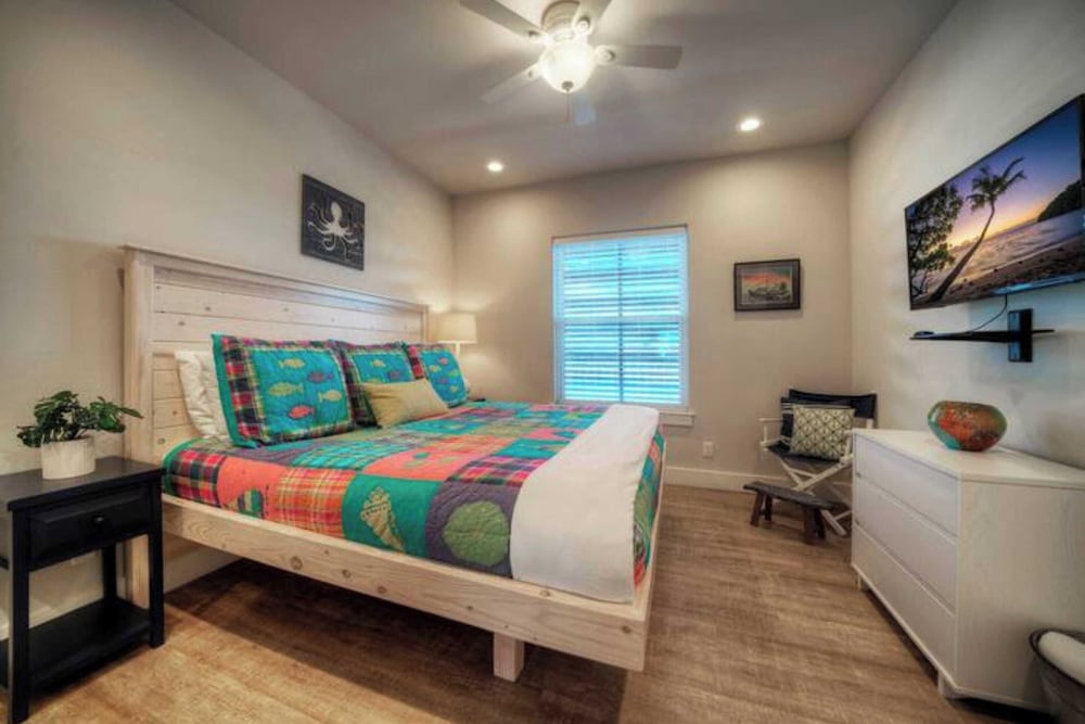 2 Homes in Las Palmeras by Avantstay Sleeps 18, Resort Pool + Private Patio Walk to Town, Golf Cart Zone