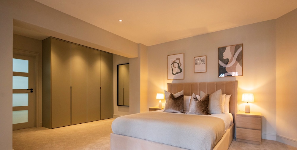 The Elizabeth Suite - Brand New 3 Bedroom Mews view 3