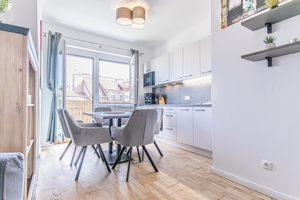 Luxury AC Balcony Apartment City Center