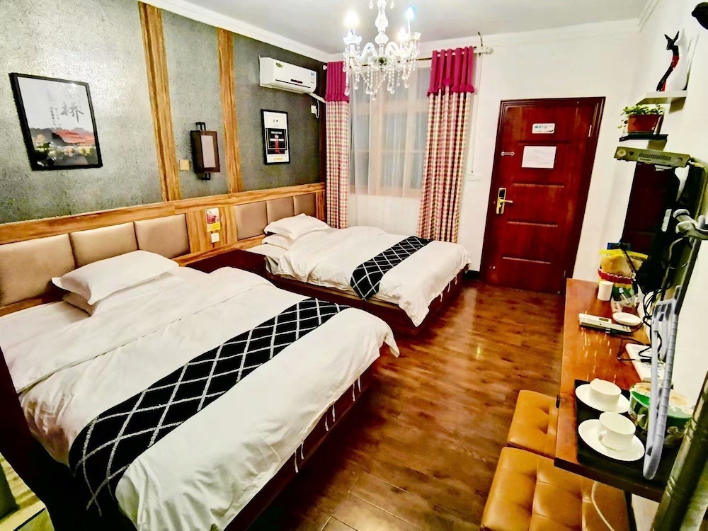 Fenghuang Little Bear Family Guest House view 3