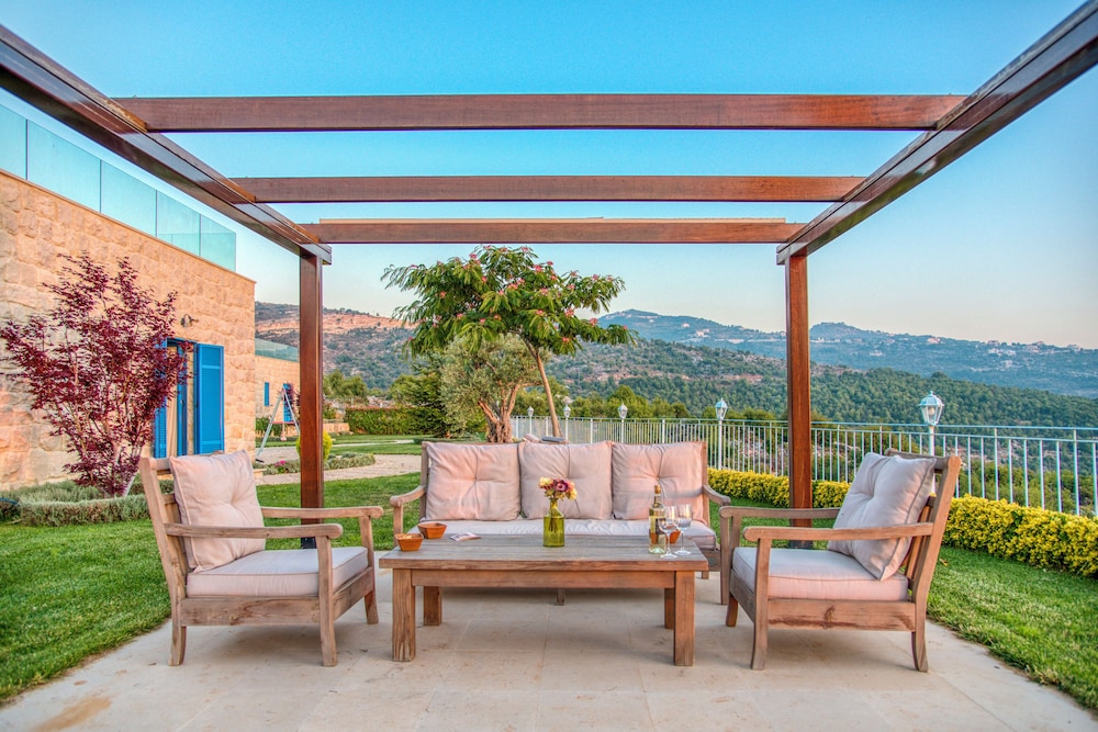 Red Oak House With Garden & Terrace in Assia, Batroun