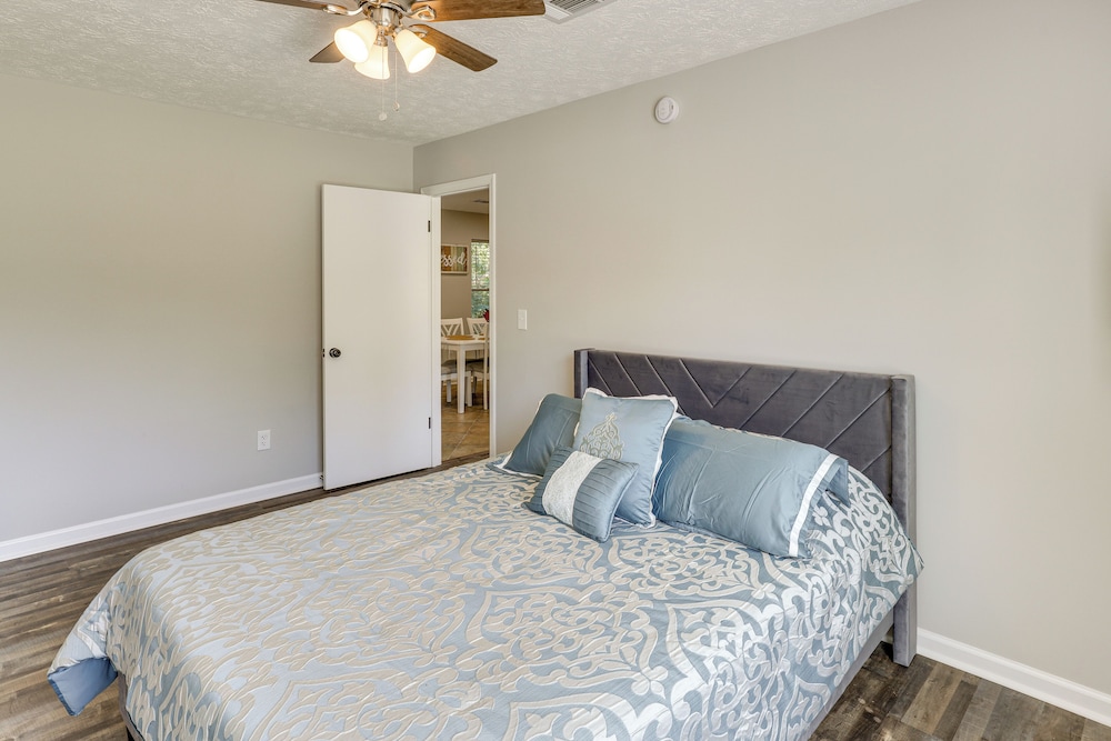 Centrally Located Prattville Home: 2 Mi to Dwtn