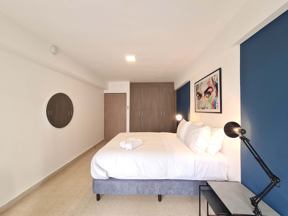 w Modern 2BR In La Cresta