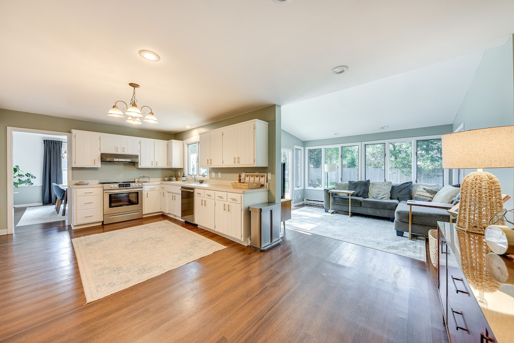 Charming Racine Home - Walk to Lake Michigan! - Property Image 12