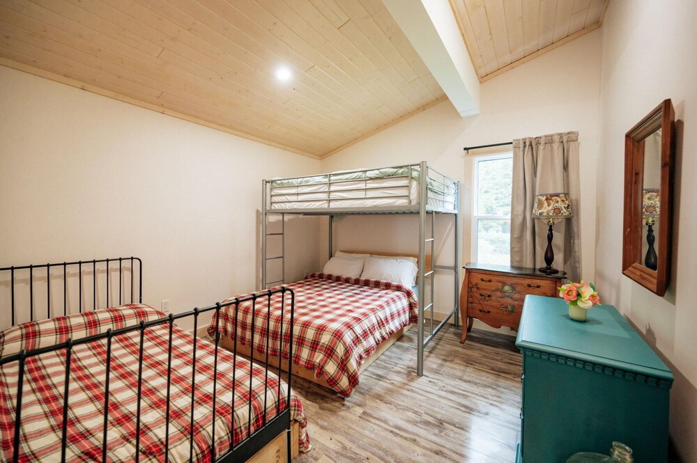 Bright Spacious Chalet on Lake Huron - Private