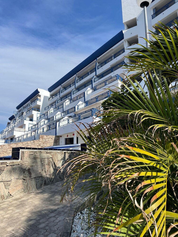 Sunny Seaview Modern apt - Pool and Beach Access