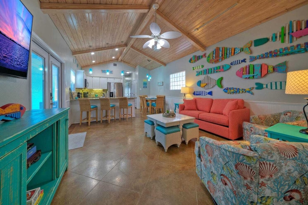Sleeps 18 2 Beach Homes w/ 2 Pools, Playground, Covered Patios Pirates Bay