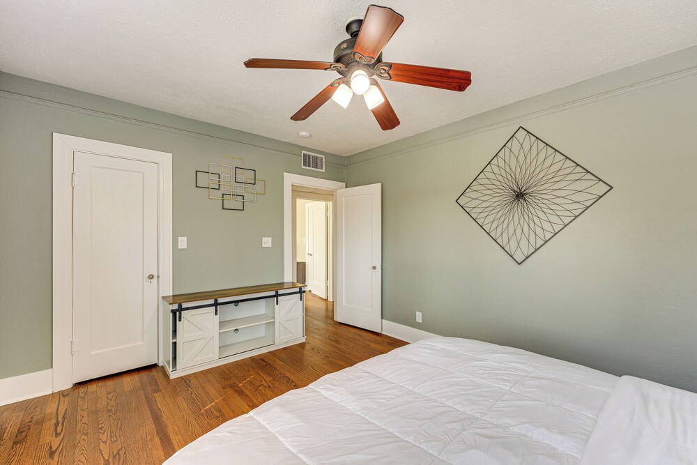 1 Mi to San Antonio Zoo: Olmos Park Apt!