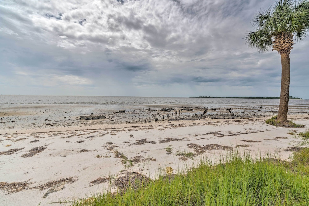 Beach & Pool Access at Condo on Cedar Key!