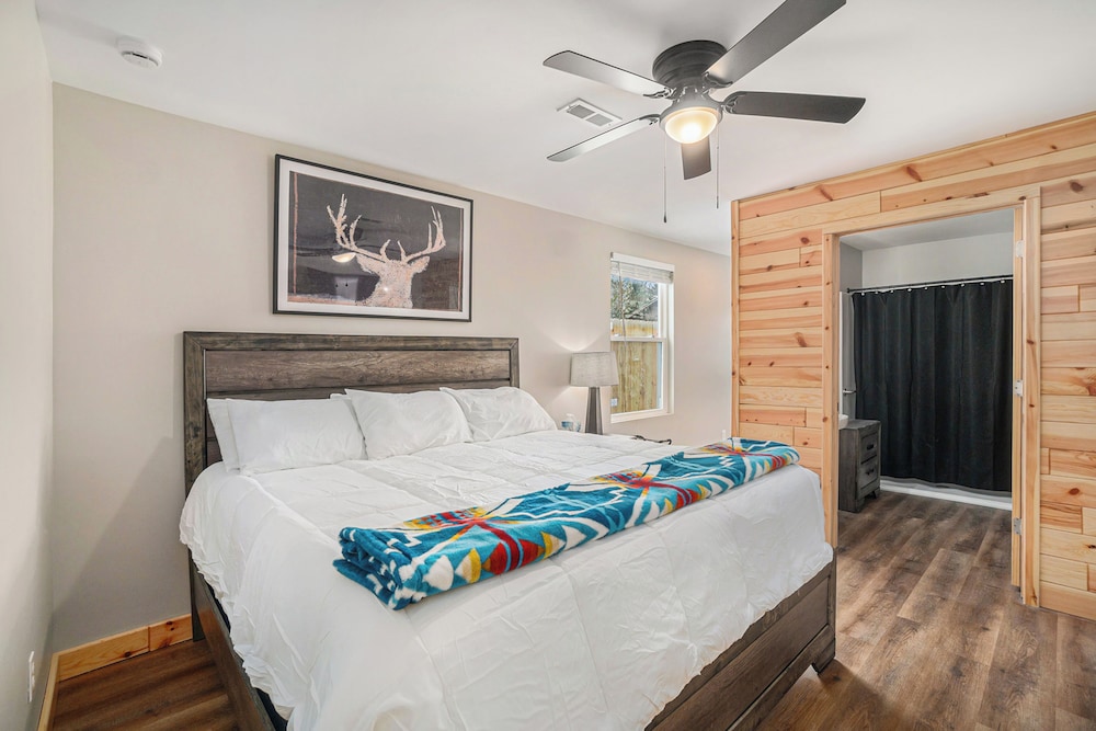 8BR Lodge w/ Bowling Alley, Near Lakes & Trails