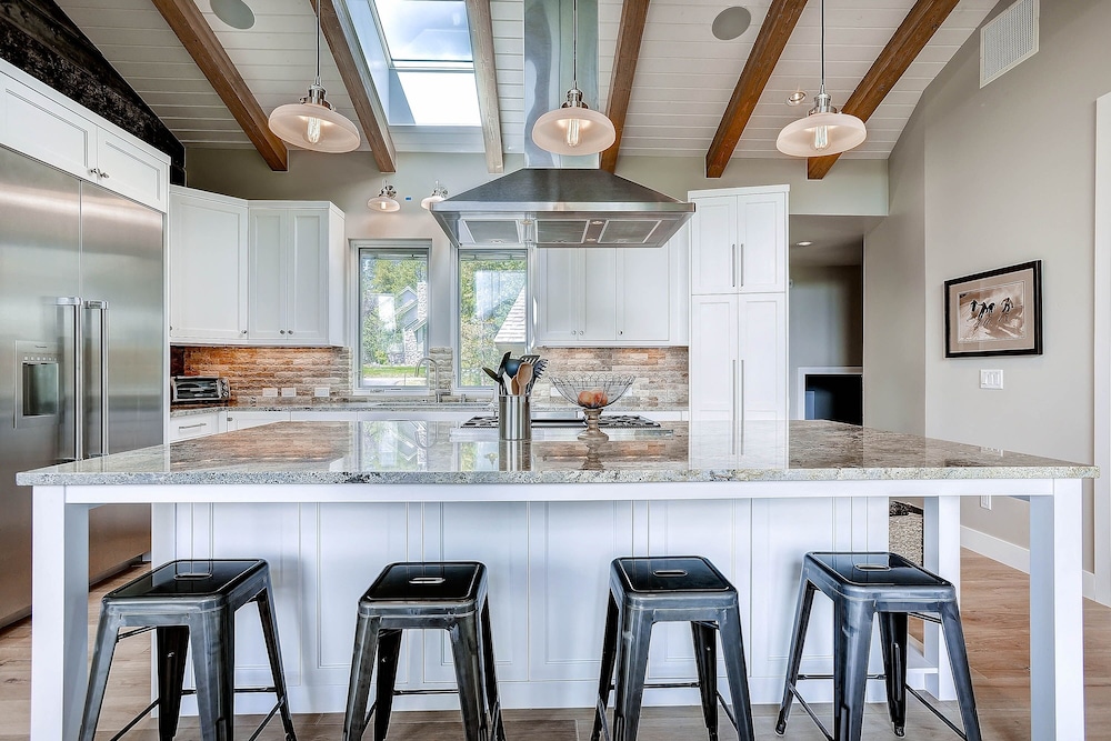 Sunrise Ski Haus 4 Bedroom Home by RedAwning