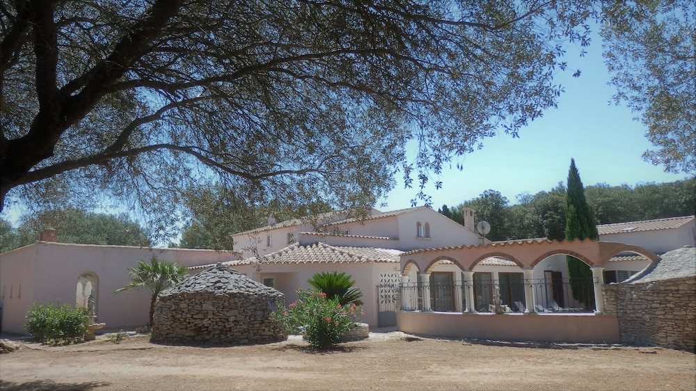 Hotel Domaine De Foresta - Image 1