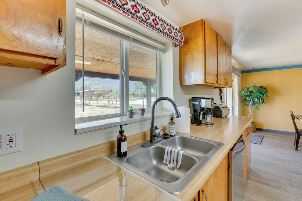 Valdez Home w/ Mountain Views, 11 Mi to Skiing!