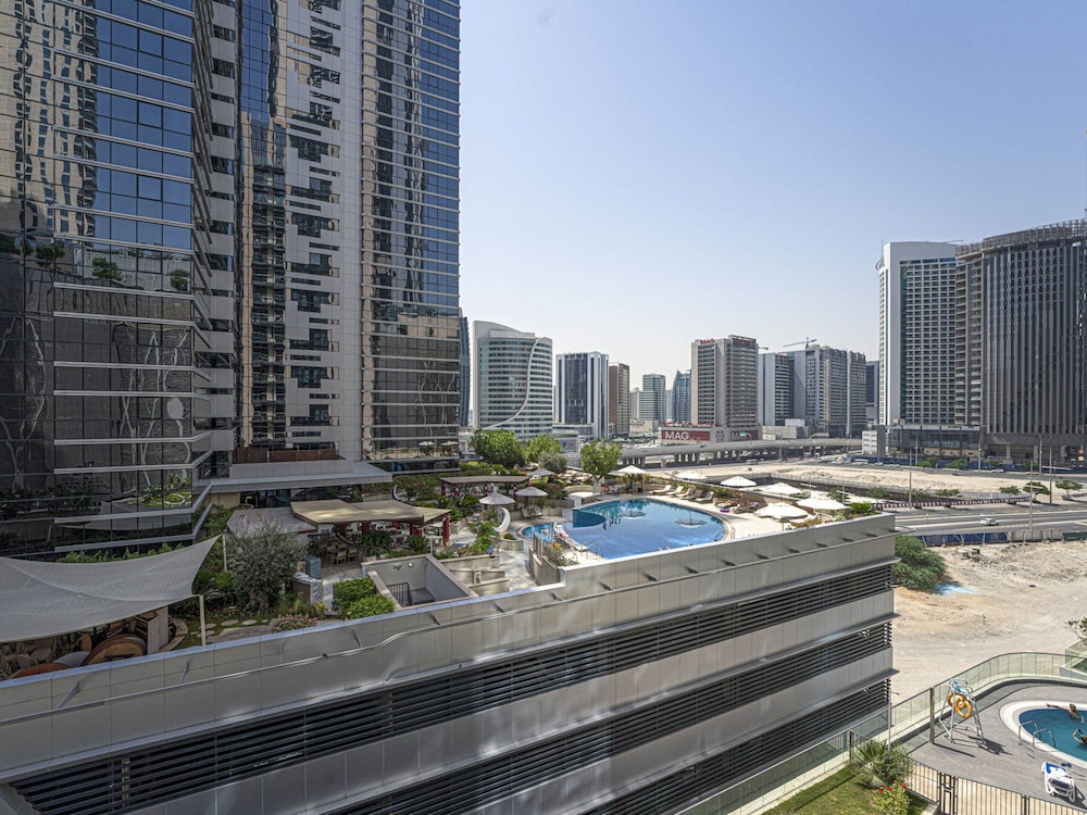 Luxe Apartments Near Dubai Mall, Burj Khalifa - Pool, Gym, & Parking