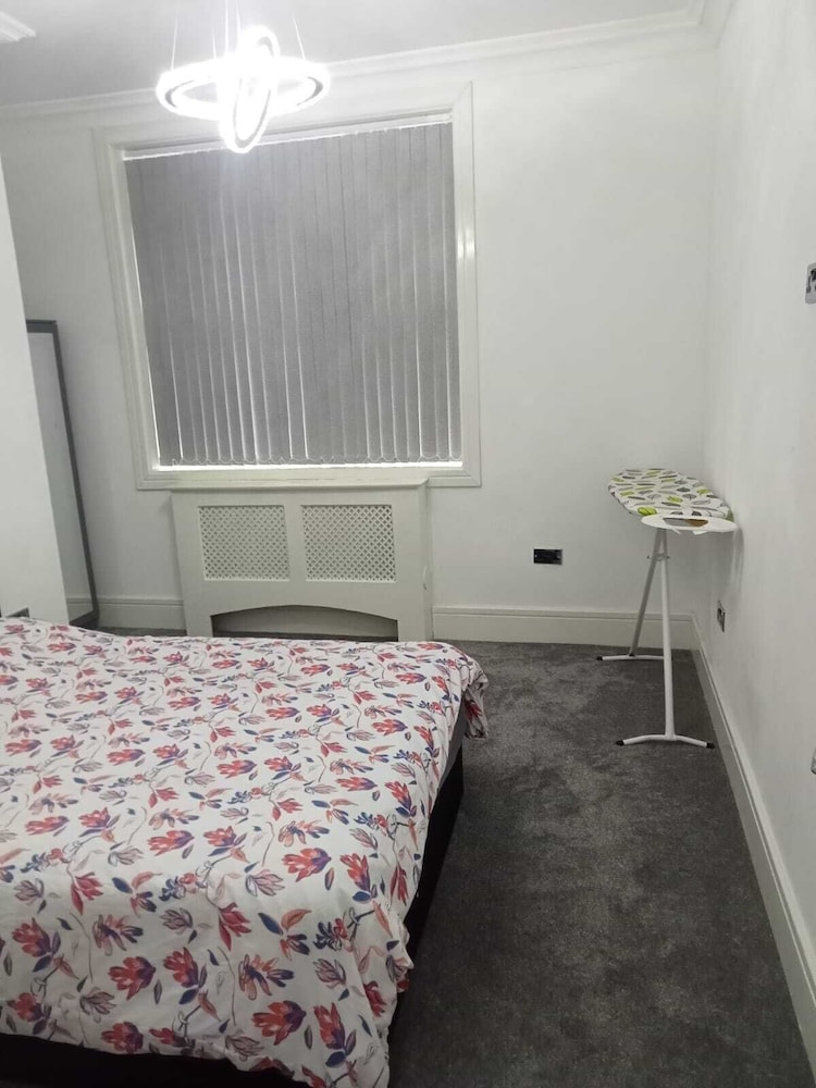 Charming 2-bed Apartment in Wolverhampton view 3