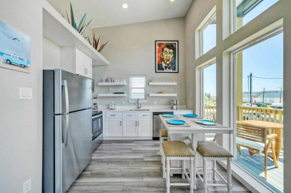 Sleeps 16 2 Homes, Priv Pool, Ping-pong 1block to Alister St. Shops & Dining