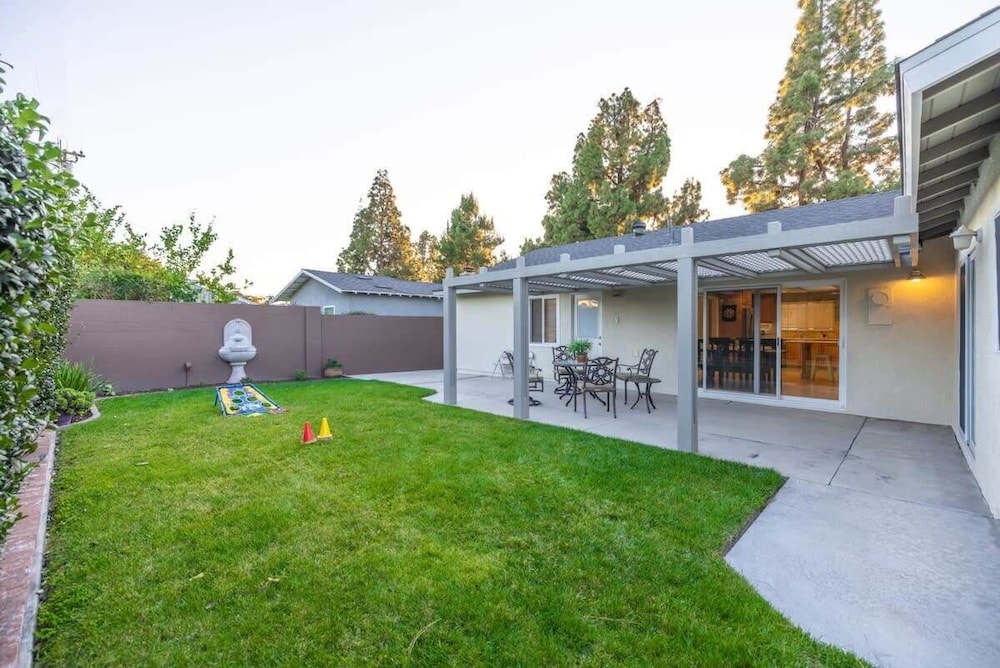 Marbella Lane - Charming 4BR Bungalo for Relaxing Retreat