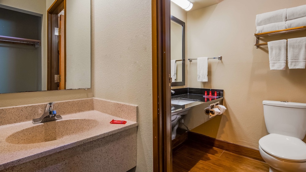 SureStay Plus Hotel by Best Western Blue Springs - Property Image 2